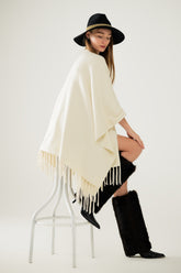 Q2 Poncho in morbida maglia beige con frange