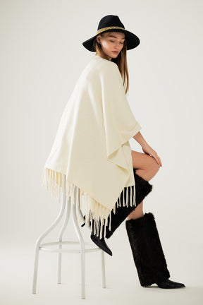 Q2 Poncho in morbida maglia beige con frange