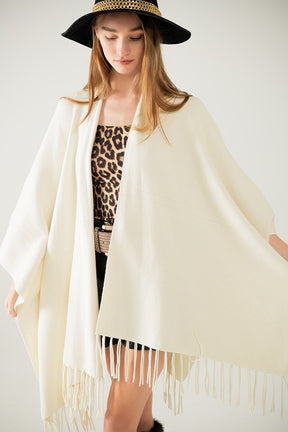 Poncho in morbida maglia beige con frange