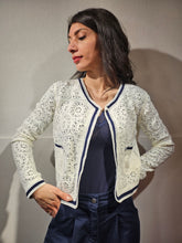 Cardigan crochet bianco profili blu