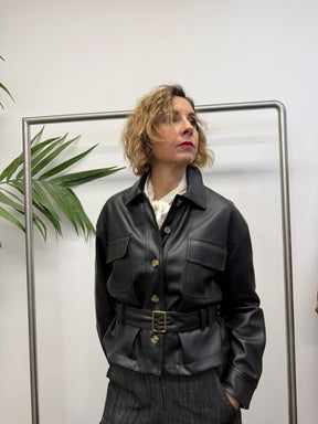 Giacca crop effetto pelle con cintura