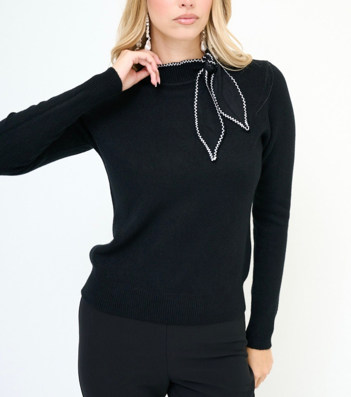 Maglia collo nodo cuciture contrasto