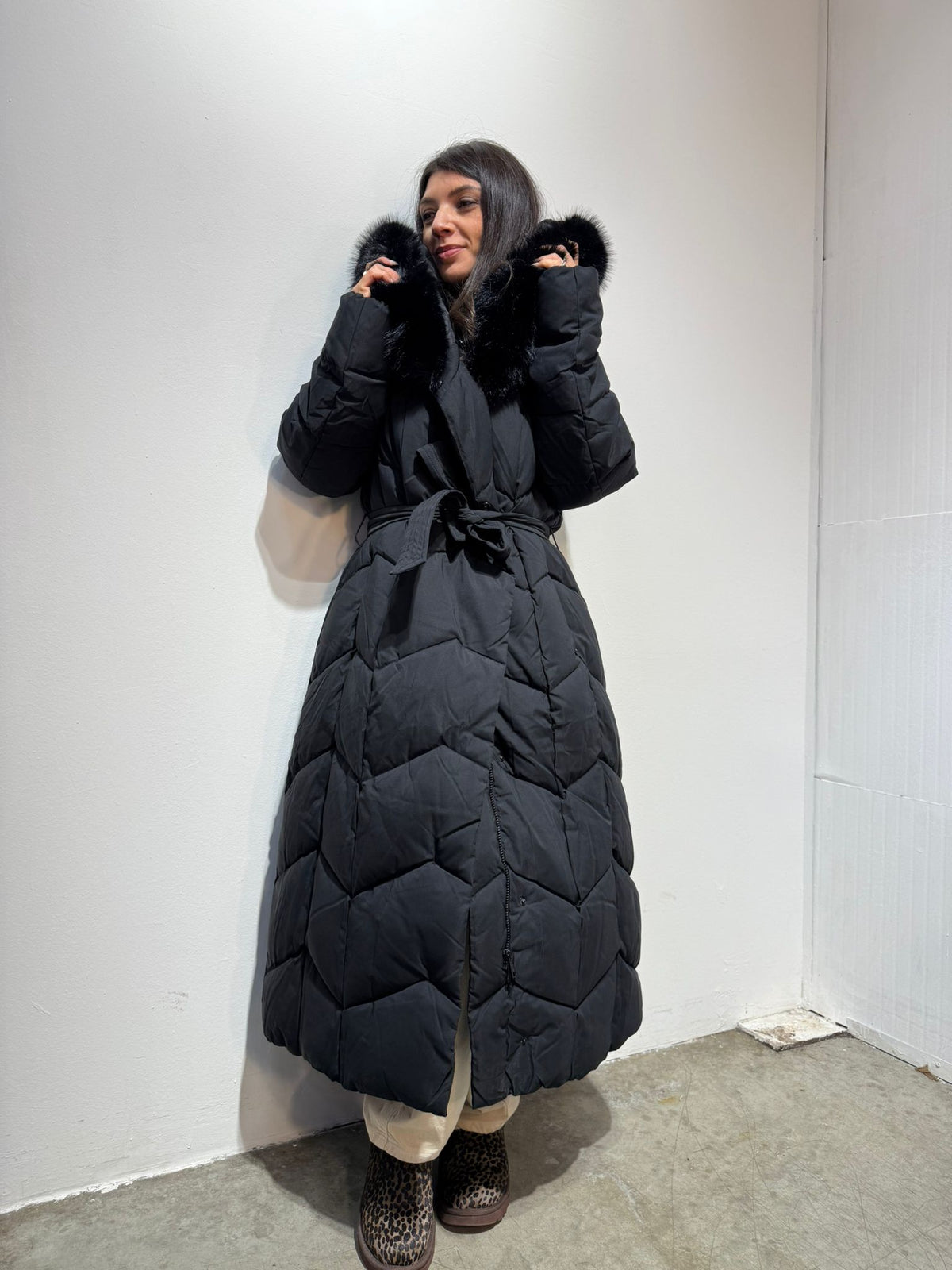 Piumino lungo nero cappuccio pelliccia