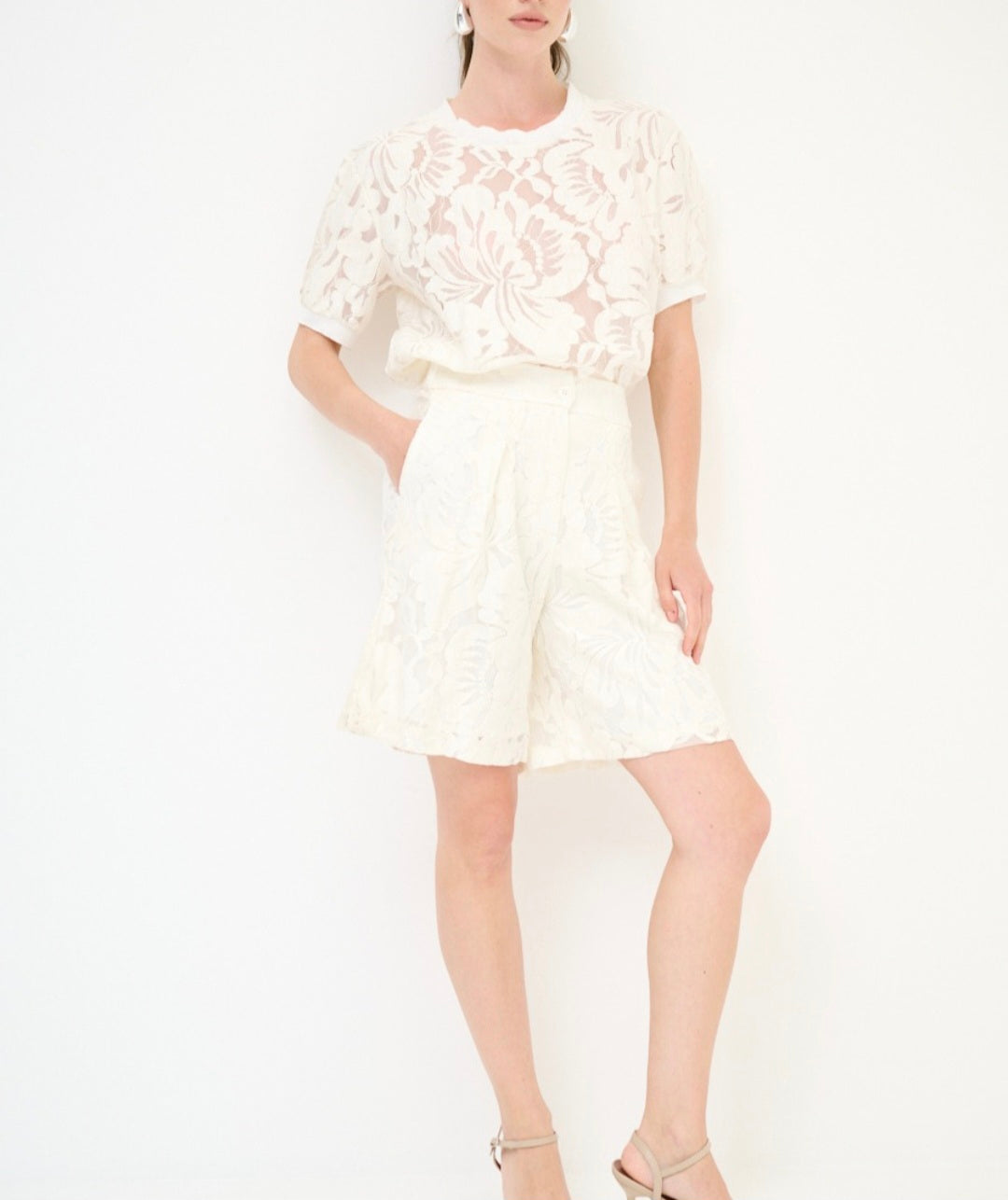 Completo pantaloncini e maglia pizzo