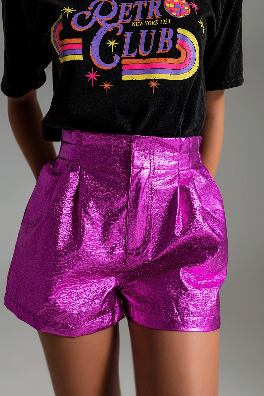 Shorts metallici con pence frontali in fucsia