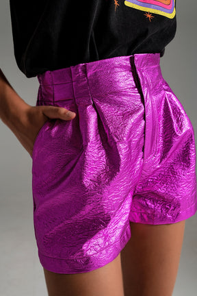 Shorts metallici con pence frontali in fucsia