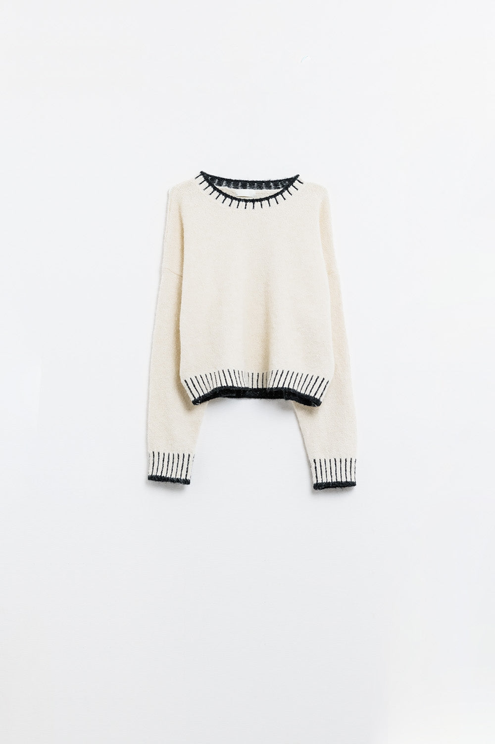 Soffice maglione color crema con dettagli a coste sul collo e sull'orlo