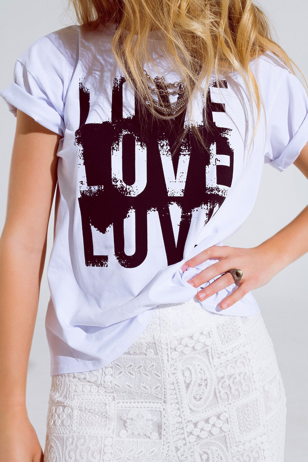 T-shirt a manica corta con testo Love sul davanti in bianco