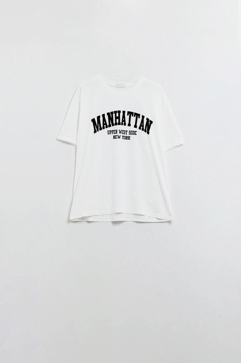 Q2 T-shirt a maniche corte con testo grafico Manhattan in bianco