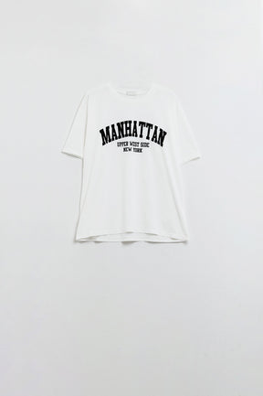 Q2 T-shirt a maniche corte con testo grafico Manhattan in bianco