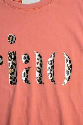 T-shirt arancione rilassata con Ciao in stampa leopardata