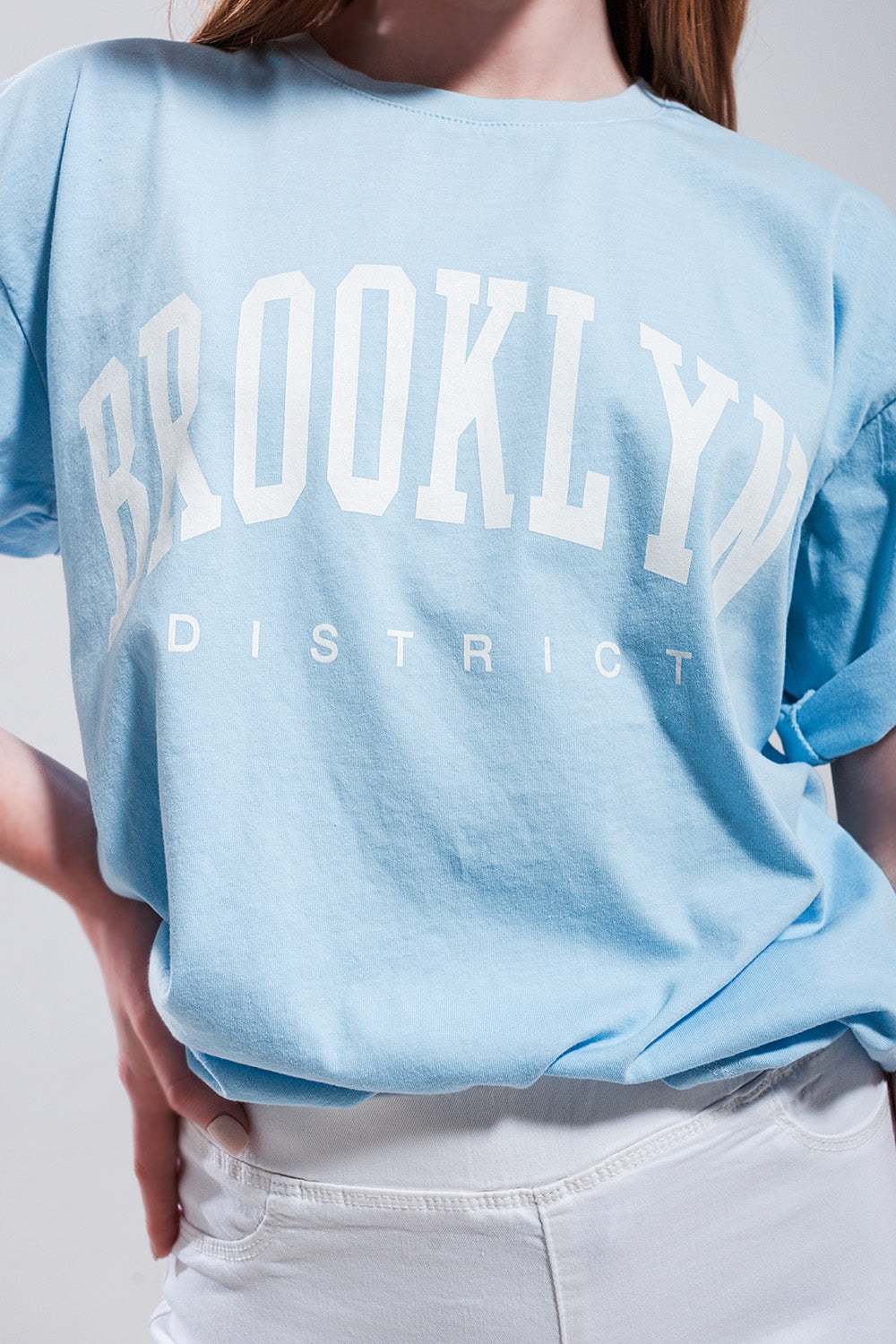 T shirt azzurra con scritta Brooklyn