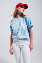 Q2 T shirt azzurra con scritta Brooklyn