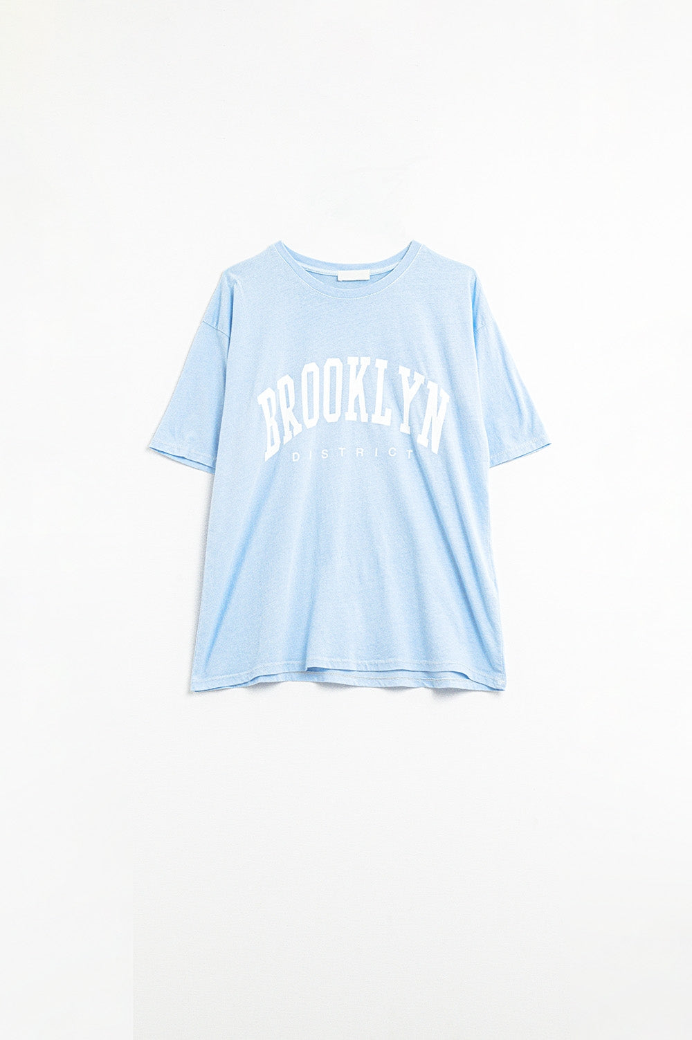 T shirt azzurra con scritta Brooklyn