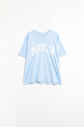 T shirt azzurra con scritta Brooklyn