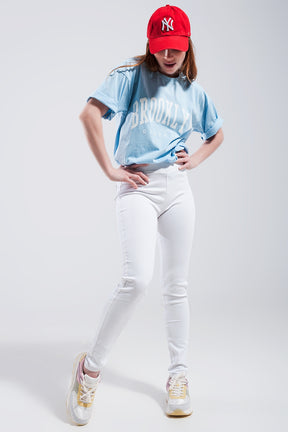 T shirt azzurra con scritta Brooklyn