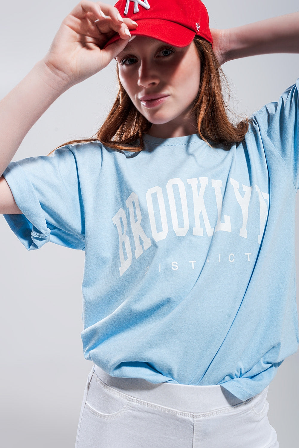 T shirt azzurra con scritta Brooklyn