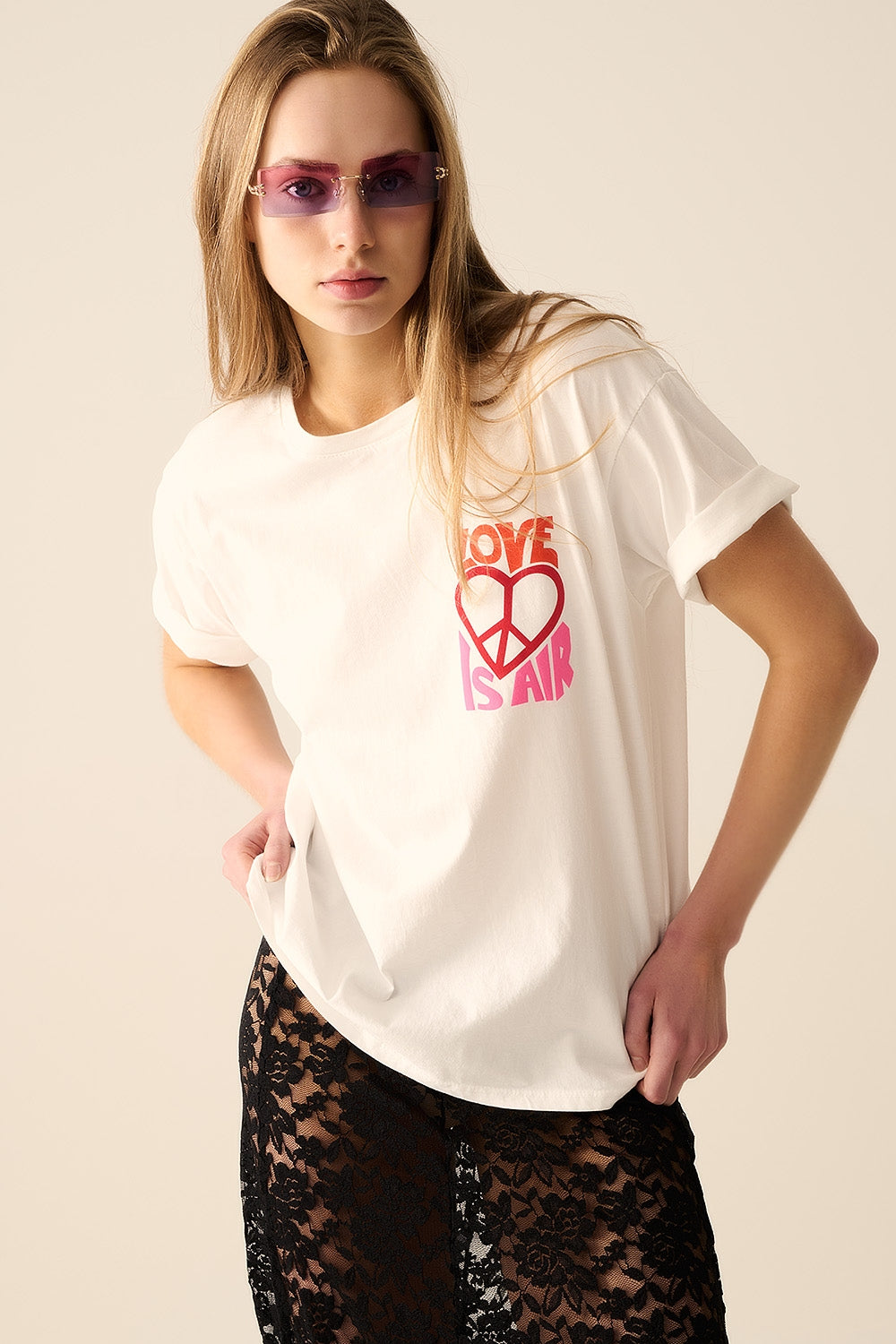 T-shirt bianca con il logo Love is Air e cuore con Peace