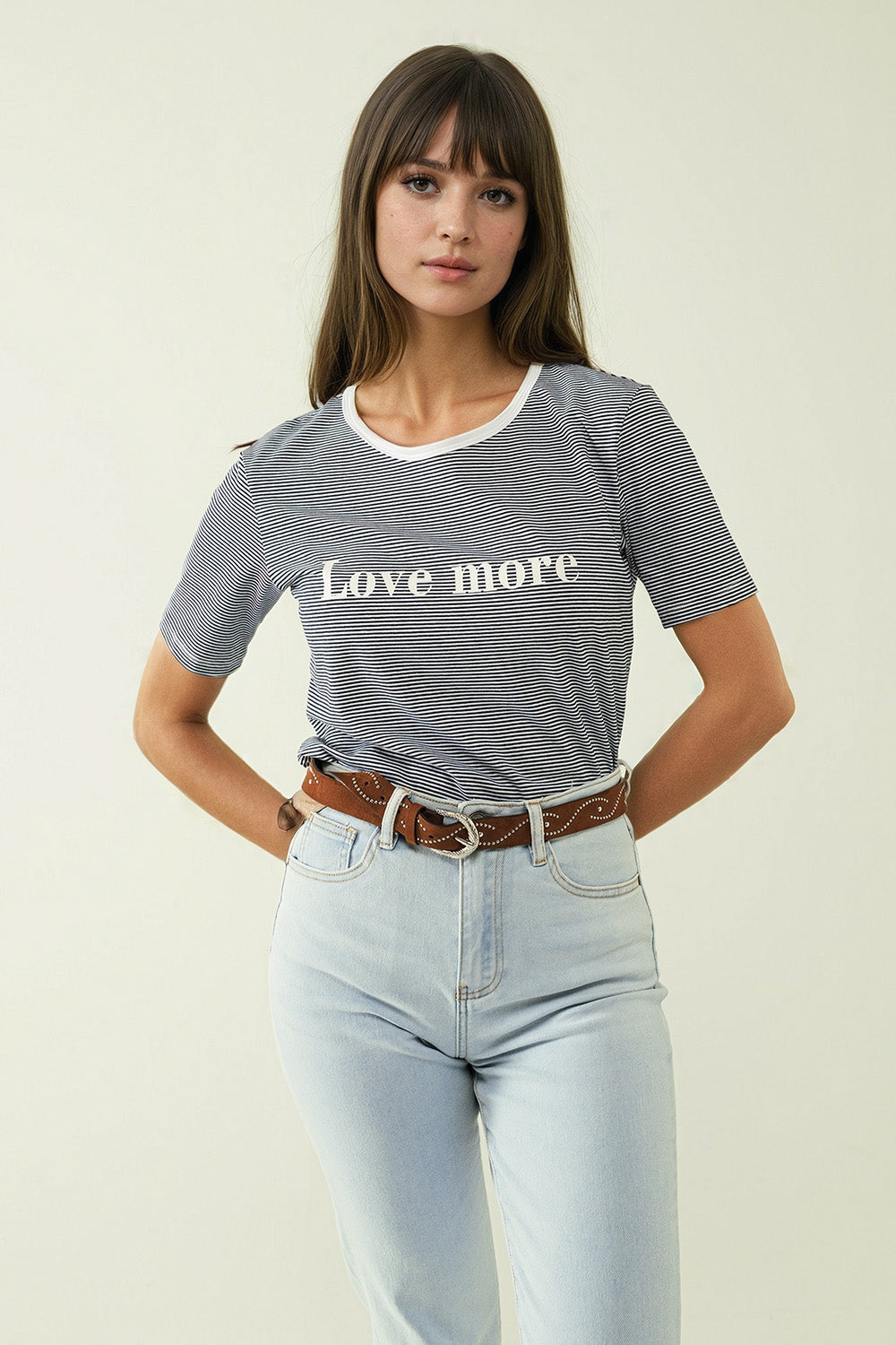 Q2 T-shirt bianca con strisce nere e scritta Love More