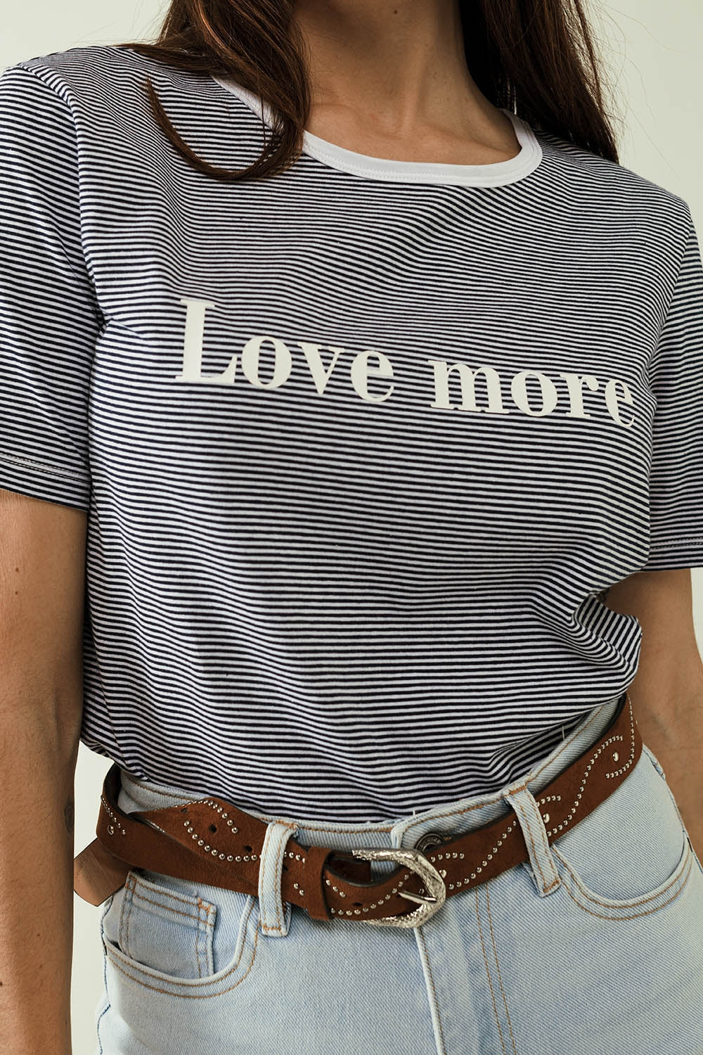 T-shirt bianca con strisce nere e scritta Love More