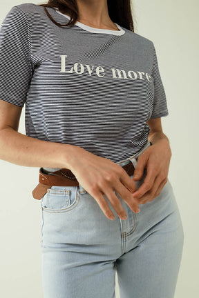 T-shirt bianca con strisce nere e scritta Love More