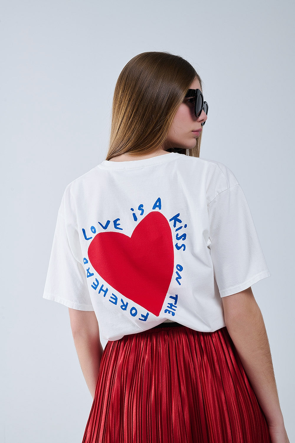 T-shirt bianca rilassata con disegno di un cuore sul davanti e sul retro.