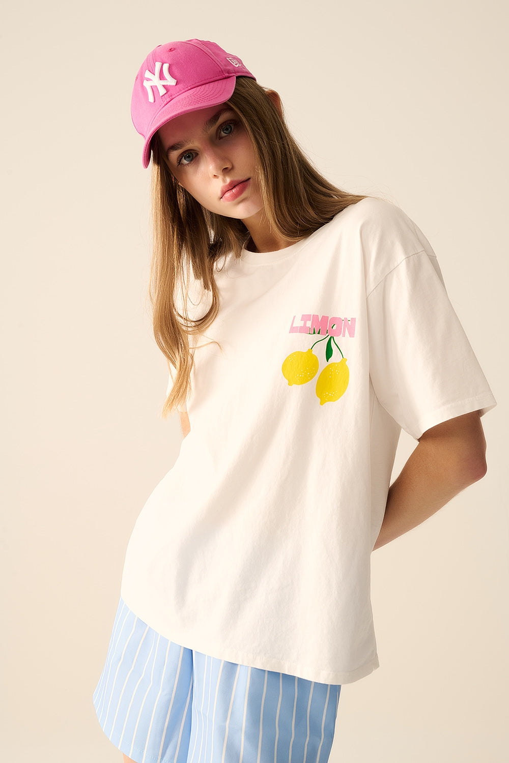 t-shirt bianca rilassata con stampa di limone