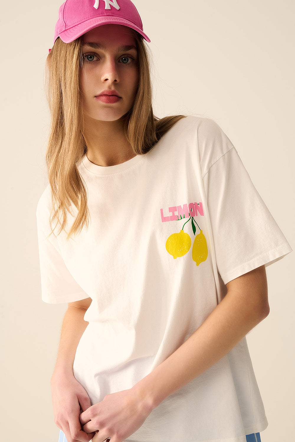 t-shirt bianca rilassata con stampa di limone