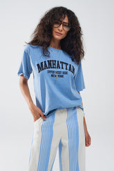 Q2 T-shirt blu con testo manhattan