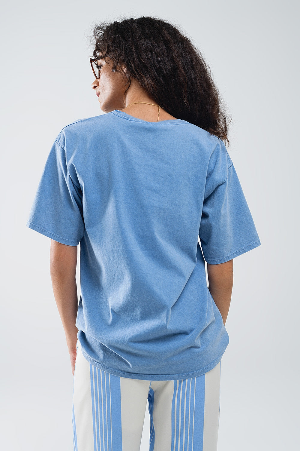 T-shirt blu con testo manhattan