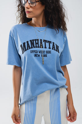 T-shirt blu con testo manhattan