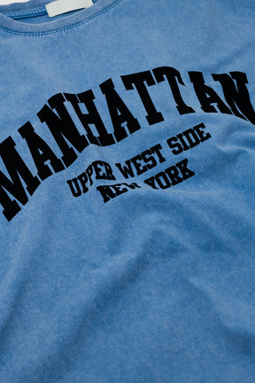 T-shirt blu con testo manhattan