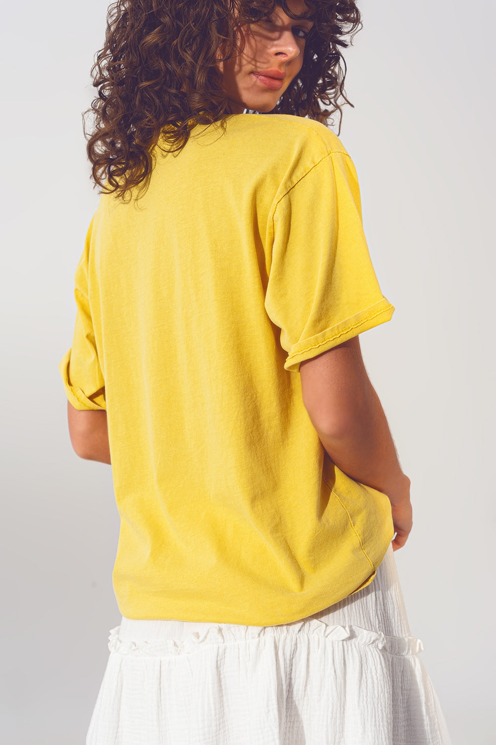 T-shirt con scritta Vintage 18 in giallo