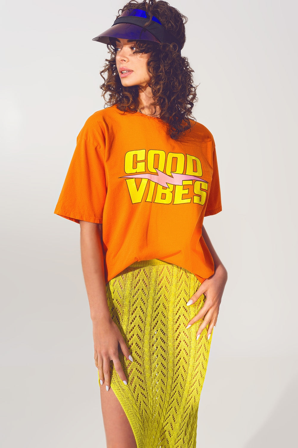 Q2 T-shirt con testo Good Vibes in arancione