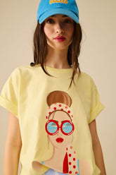 Q2 T-shirt gialla made in Italy con grafica da ragazza vintage