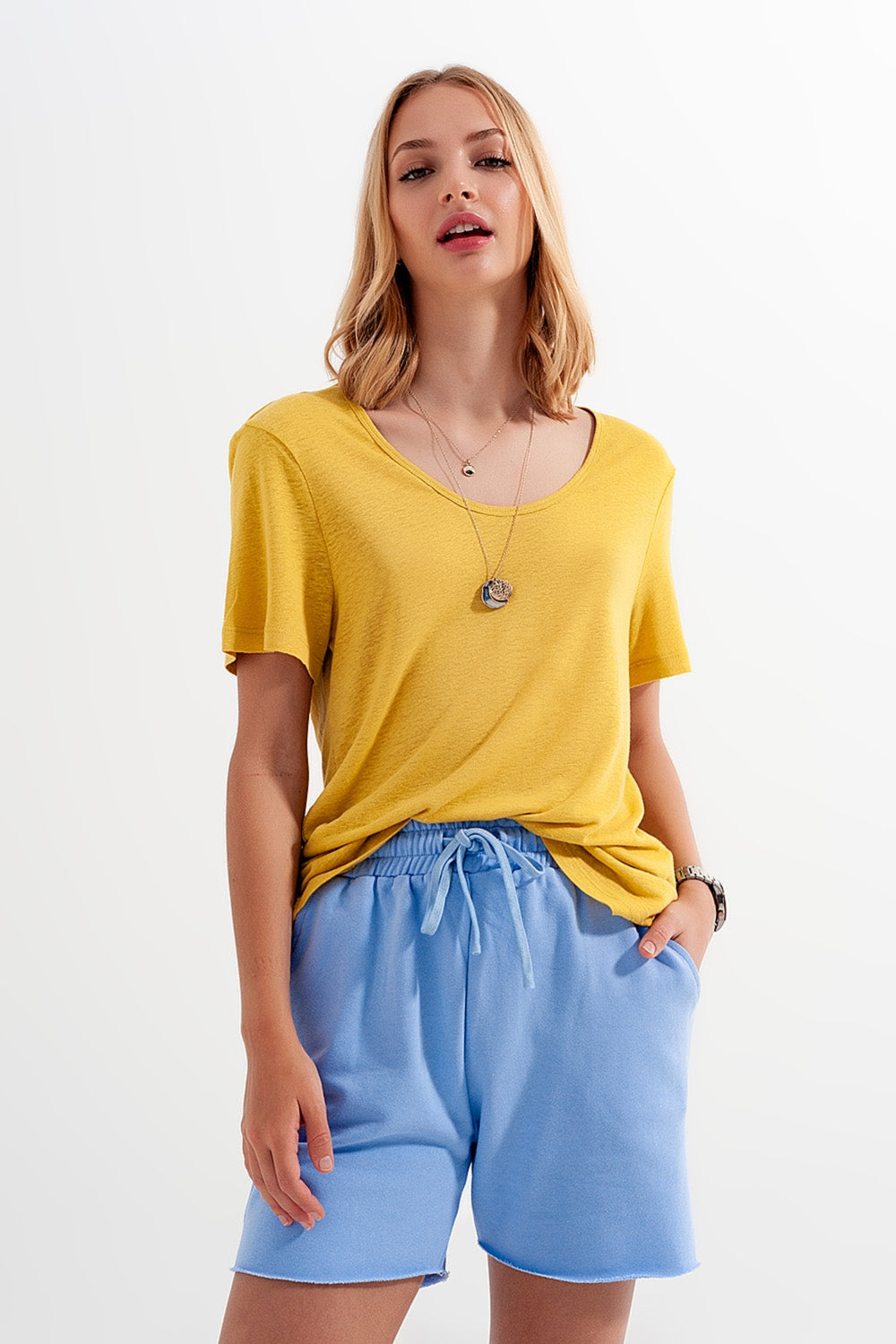 T-shirt giallo in misto lino con scollo rotondo