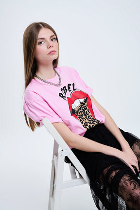 Q2 T-shirt grafica Pink Rebel con linguetta leopardata