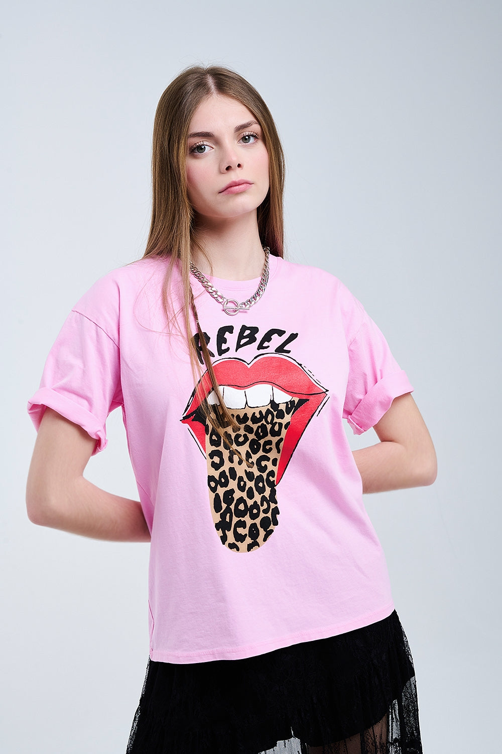 T-shirt grafica Pink Rebel con linguetta leopardata