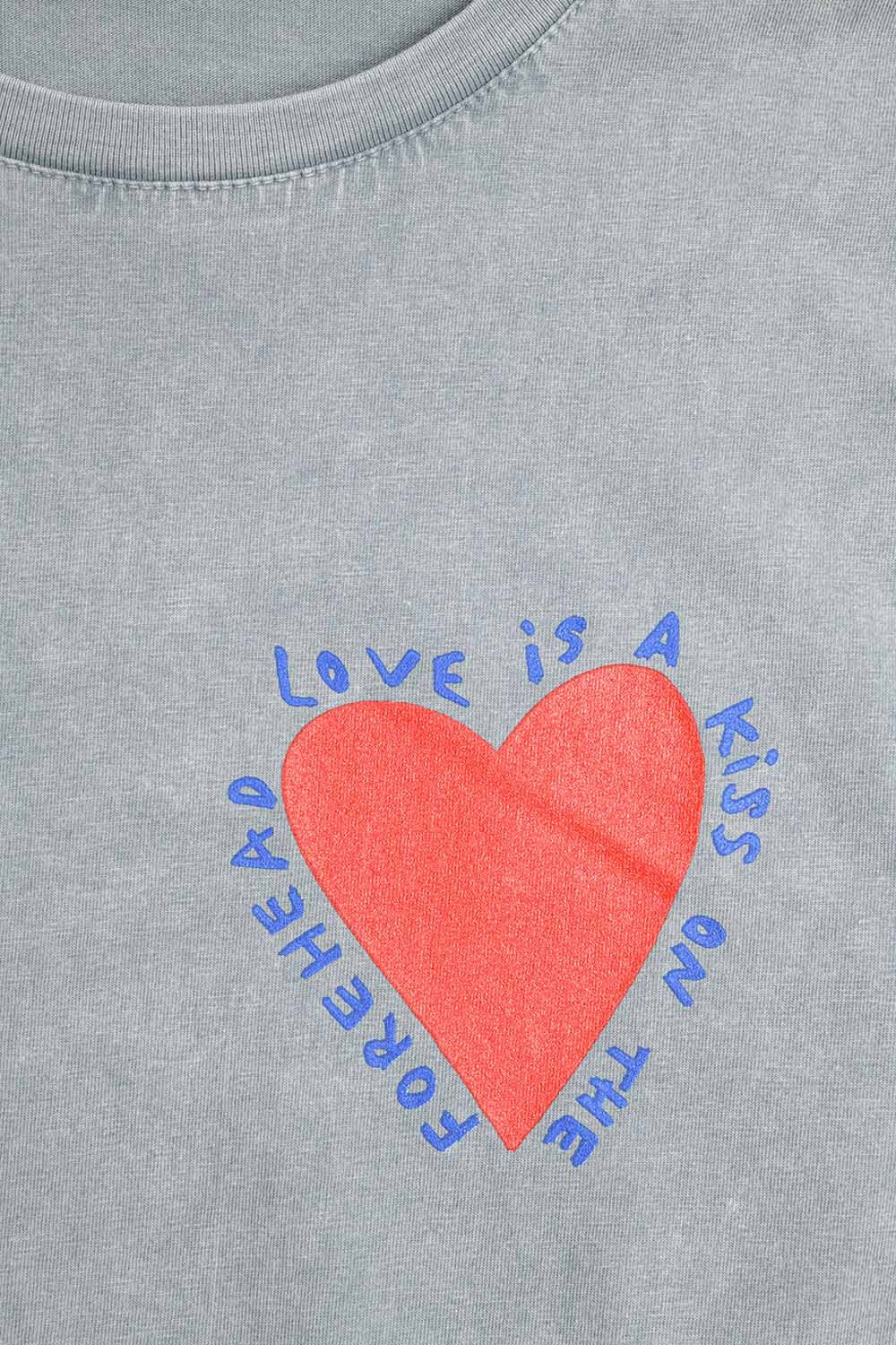 T-shirt grigia con disegno di un cuore sul davanti e sul retro