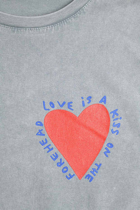 T-shirt grigia con disegno di un cuore sul davanti e sul retro