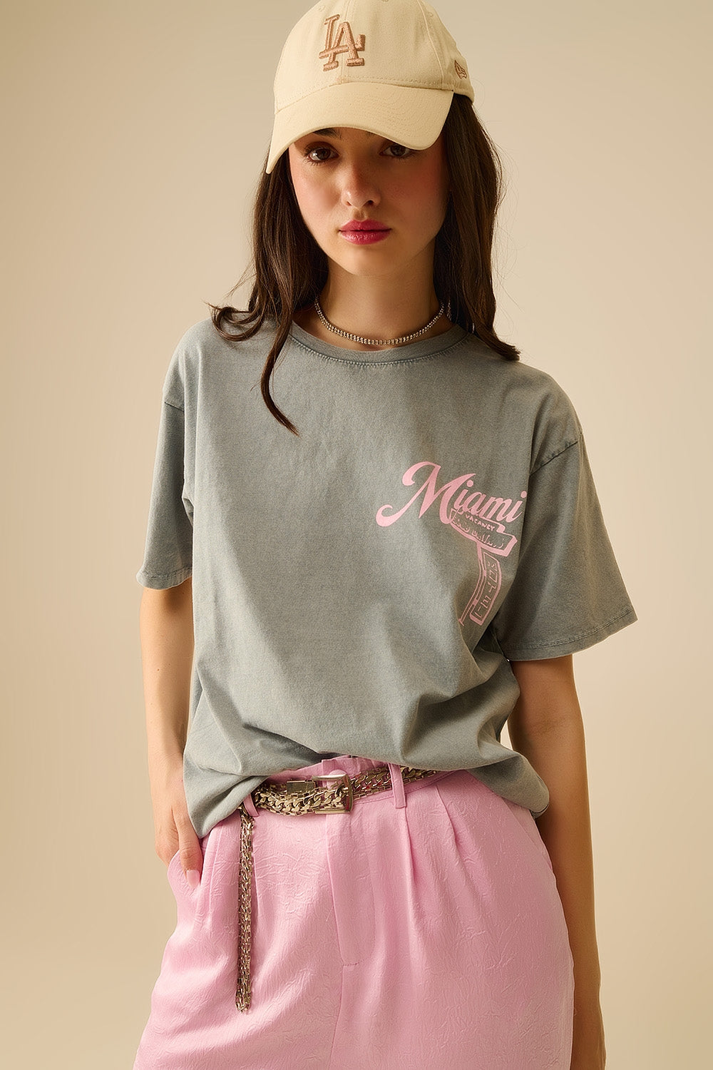 Q2 T-shirt grigia con stampa del logo Miami in rosa