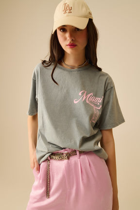Q2 T-shirt grigia con stampa del logo Miami in rosa