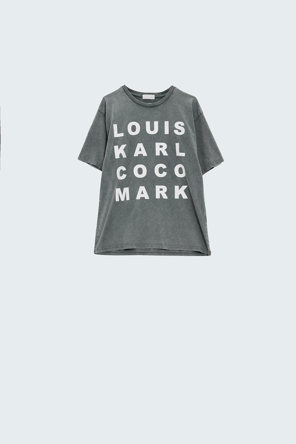 T-shirt grigio chiaro con loghi di nomi famosi sul davanti