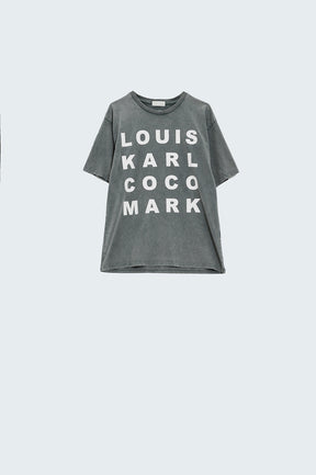 T-shirt grigio chiaro con loghi di nomi famosi sul davanti