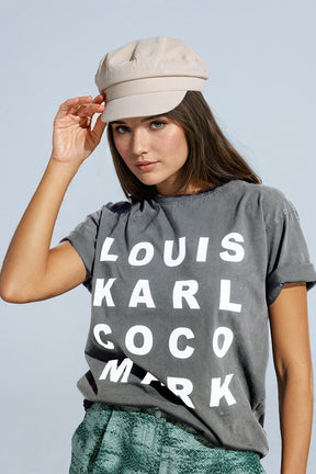 Q2 T-shirt grigio chiaro con loghi di nomi famosi sul davanti