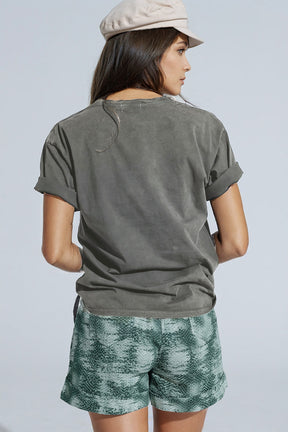 T-shirt grigio chiaro con loghi di nomi famosi sul davanti