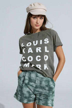 T-shirt grigio chiaro con loghi di nomi famosi sul davanti
