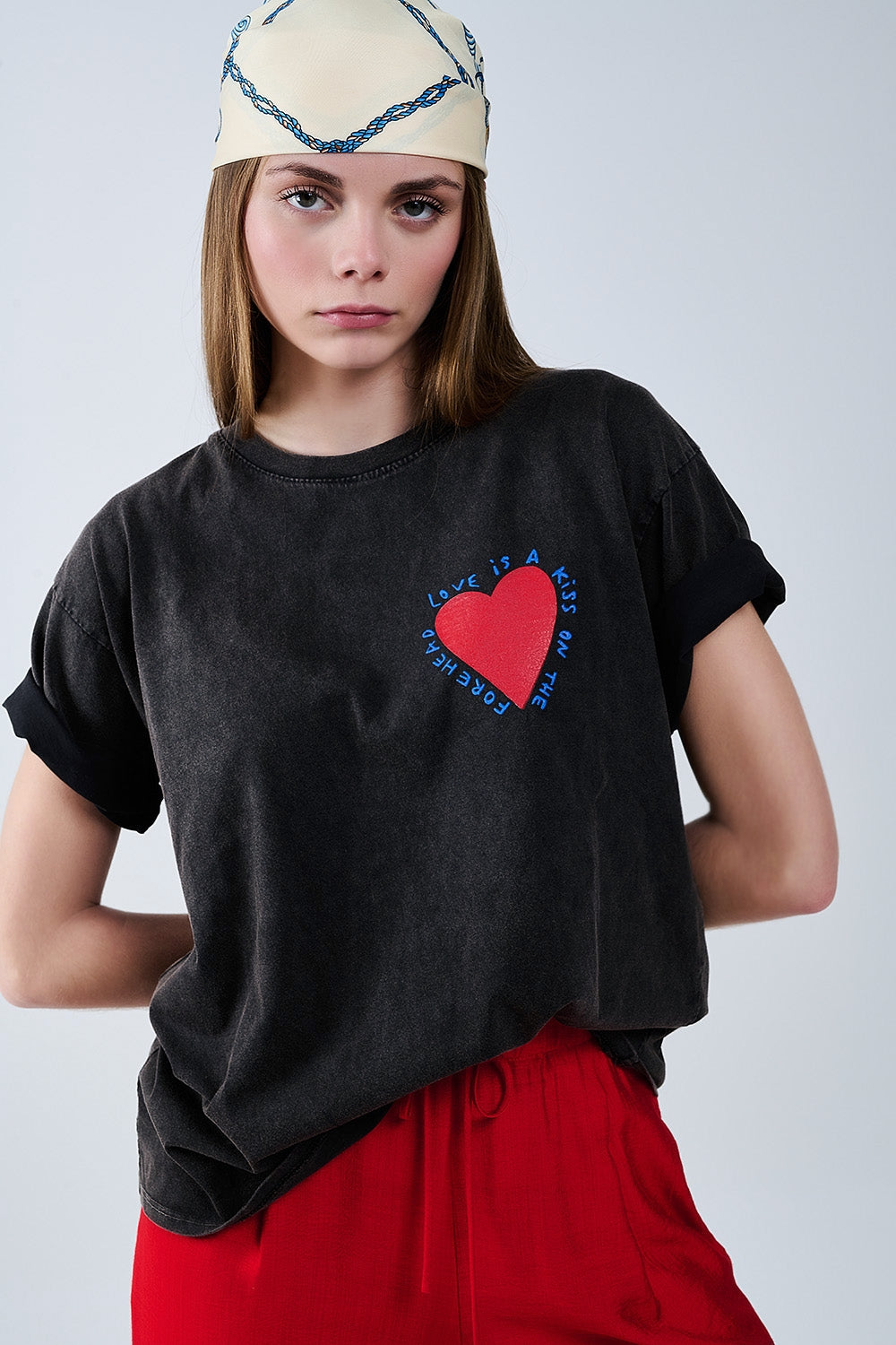 T-shirt nera con disegno di un cuore sia sul davanti che sul retro