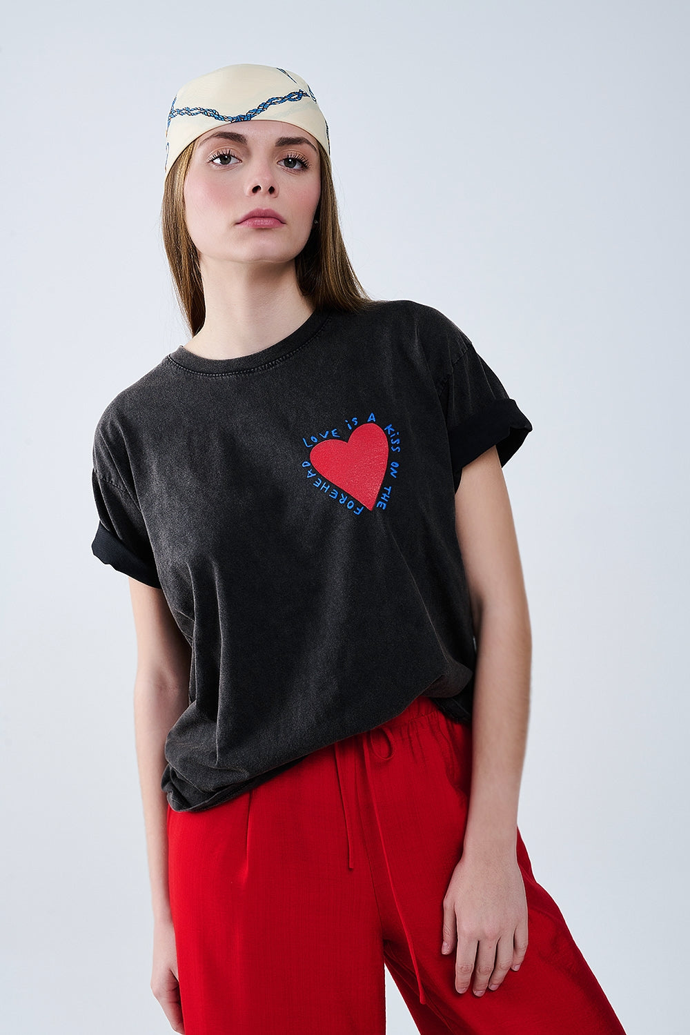 T-shirt nera con disegno di un cuore sia sul davanti che sul retro