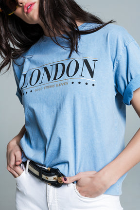 T-shirt relaxed fit in baby bue lavato con logo london